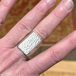 Vintage, 925 silver, large rectangular shaped ring w/ a hammered finish  7.5